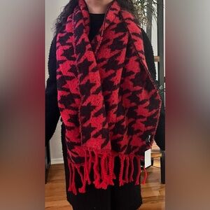 DKNY Women's Oversized Houndstooth Scarf Red/Black